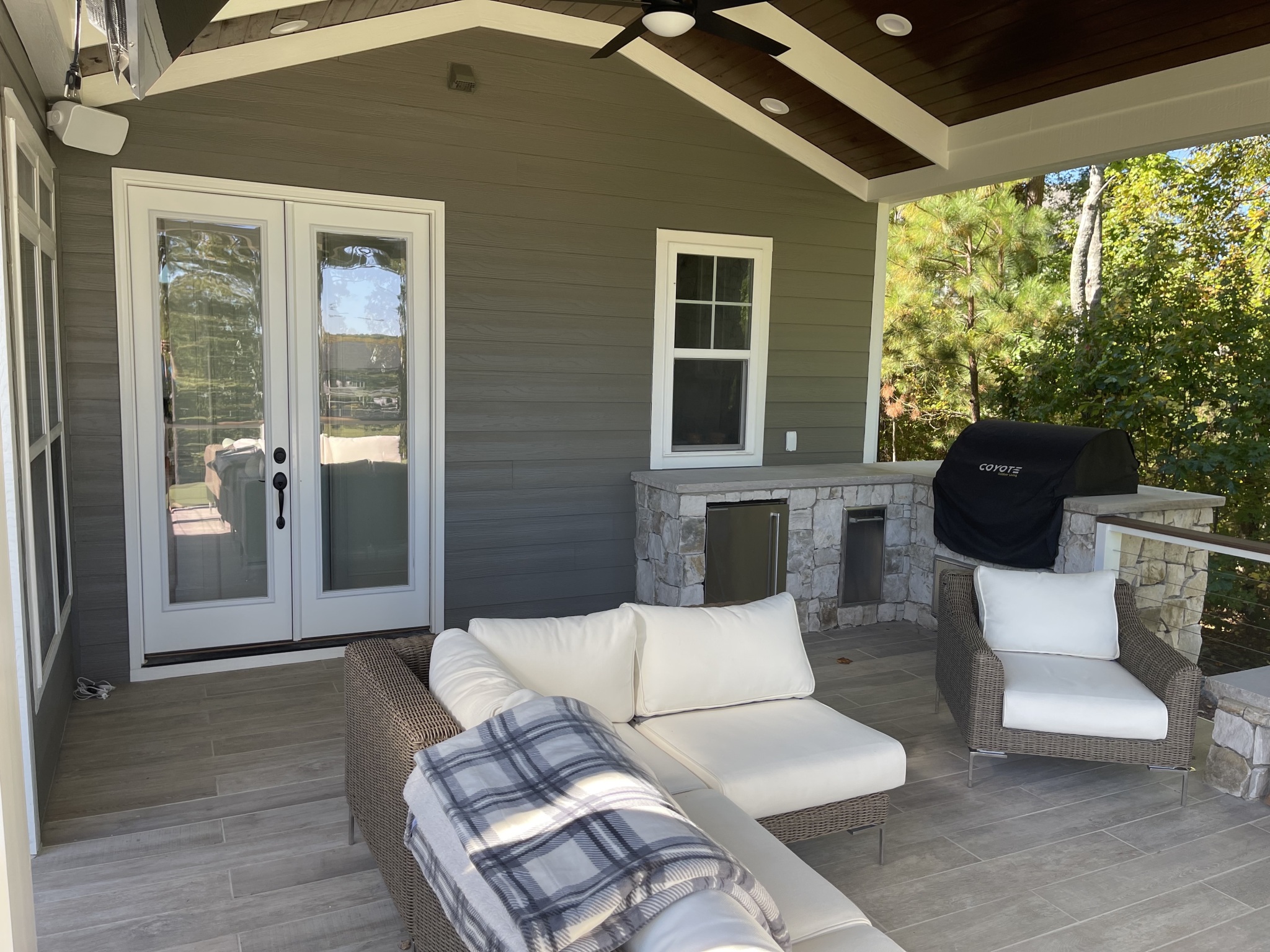 Cozy Outdoor Patio with Grill